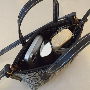 Sac fourre-tout pour femme luxueux et élégant. Sac à main de créateur en PU de haute qualité. - Product Image 2