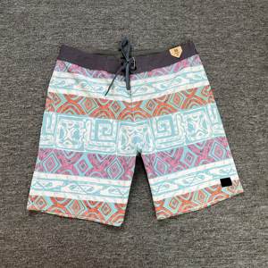 กางเกงขาสั้นชายหาดแห้งเร็วสำหรับผู้ชายพร้อมเชือกผูกปรับได้สำหรับวันหยุด - Product Image 3