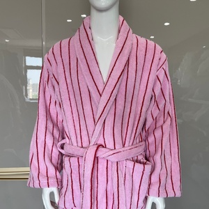 <span class=keywords><strong>Accappatoio</strong></span> <span class=keywords><strong>jacquard</strong></span> da donna in cotone di spugna tinto in filo a righe con motivo personalizzato - Product Image 1