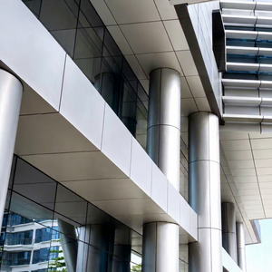 Excelente Panel de Revestimiento de Columnas Metálicas Curvas, Lámina de Aluminio Antidecoloración para Aplicaciones en Fachadas de Edificios de Oficinas Modernas - Product Image 1