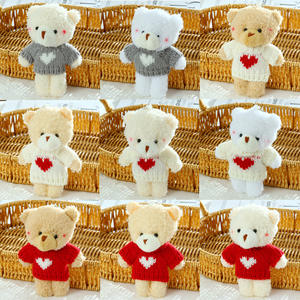 Peluches Plushie Mini Peluche Ours en peluche Porte-clés avec vêtements <span class=keywords><strong>Pull</strong></span> en peluche en forme <span class=keywords><strong>de</strong></span> cœur Peluche en peluche Ours en peluche pour la Saint-Valentin Vente en gros - Product Image 5