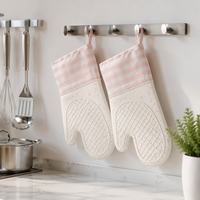 Gants de four en silicone épaissis, doublés de coton, à carreaux roses, antidérapants, résistants à la chaleur, spécialement conçus pour la cuisson au micro-ondes