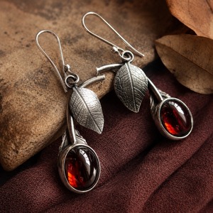 Orecchini Vintage Ispirati alle Foglie di Ciliegio Rosso, Accessori da Festa per Signore - Product Image 1