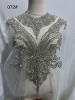Robe de mariée artisanale lourde et écologique, cousue à la main, avec de grands découpes, en maille 3D et strass en verre pour vêtements