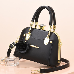 Sacs à main pour femmes en cuir PU brillant de haute qualité, à bandoulière, avec pendentif fleur, vente en gros - Product Image 1