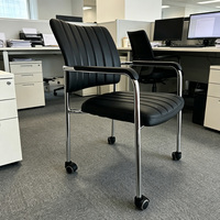 Chaise de bureau moderne en cuir avec roulettes, chaise de conférence ergonomique avec accoudoirs, chaise de réception confortable pour le bureau à domicile