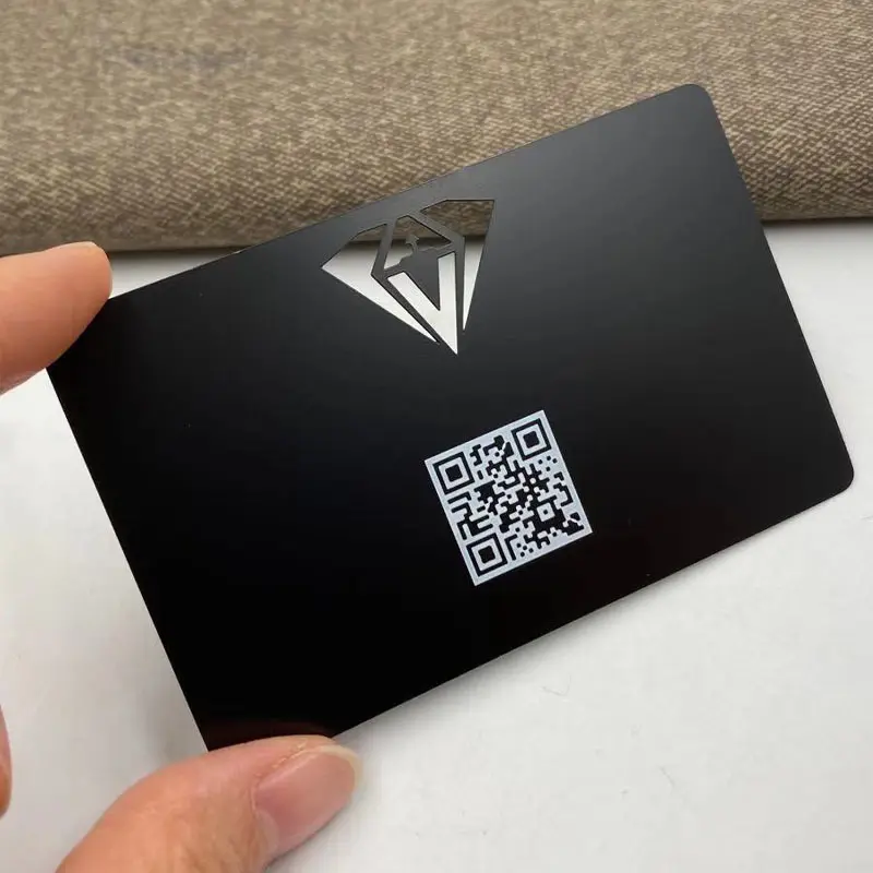 Бесплатный дизайн, персонализированная металлическая карта с QR-кодом
