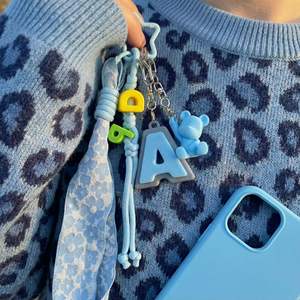 Porte-clés Ours Alphabet Bleu Imprimé en 3D avec Ruban Floral et Fermoir Étoile, Breloque de Sac en PLA, Accessoire Y2K Balletcore Doux et Cool, Cadeau Personnalisé - Product Image 1