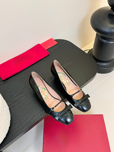 Chaussures Mary Jane à imprimé lys français, dessus en similicuir, talon carré, talon haut (3"-5"), semelle intermédiaire en cuir véritable, semelle extérieure en caoutchouc - Product Image 1