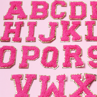 Serviette auto-adhésive en chenille rose rouge 26 lettres, patch brodé pour vêtements, patch décoratif, bricolage