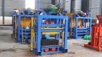 Machine à mouler les blocs de briques manuelle QTJ4-40 avec pression hydraulique, moteur à engrenages PLC et roulement pour les industries de la construction en ciment