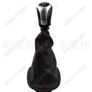 Funda de Palanca de Cambios de 5 Velocidades en Cuero Negro con Detalles Rojos para Volkswagen Caddy Golf 6 - Product Image 2