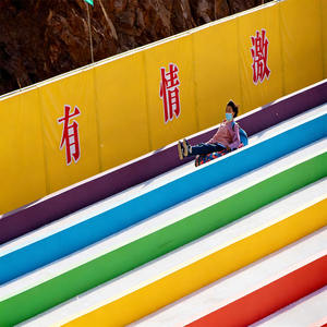 Tapis de <span class=keywords><strong>ski</strong></span>/snowboard léger et résistant à l'eau pour un transport facile et des installations événementielles temporaires dans n'importe quel emplacement, avec un entretien réduit - Product Image 2