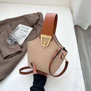 กระเป๋าสะพายข้างผู้หญิง ดีไซน์ใหม่ทันสมัย วัสดุ PU ปิดด้วยหัวเข็มขัด จุของได้เยอะ สไตล์ลำลอง เรียบง่าย สีตัดกัน น้ำหนักเบา - Product Image 2