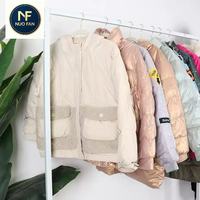 Vêtements d'occasion, qualité BC, mélange de vestes matelassées pour femmes, styles, couleurs et tailles variés. Quantité minimale de commande : 1000 kg