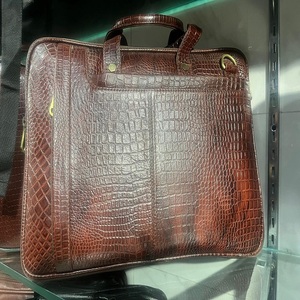 Sac de bureau en cuir véritable de qualité supérieure pour hommes compartiment spacieux pour ordinateur portable durable et élégant pour un usage professionnel quotidien - Product Image 1