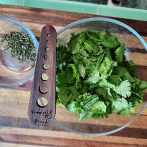 Coupe-légumes manuel multi-trous Chainlink écologique en pin pour la cuisine à domicile - Product Image 2