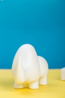 Figurine de rhinocéros en céramique contemporaine minimaliste pour la décoration de la maison, avec taille et couleur personnalisables, cuisson à haute température
