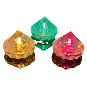Cubo de hielo LED de diamante personalizado <span class=keywords><strong>barato</strong></span> caliente para graduación luz intermitente reutilizable de plástico impermeable activada por agua para bebidas - Product Image 1