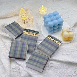 Boîtes de <span class=keywords><strong>cheminée</strong></span> de sécurité assorties aux <span class=keywords><strong>grandes</strong></span> boîtes de ménage bougies boîtes d'<span class=keywords><strong>allumettes</strong></span> personnalisées publicité hôtel pointe en bois <span class=keywords><strong>allumettes</strong></span> colorées - Product Image 1