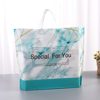 Emballage cadeau haut de gamme en HDPE avec fond carré, poignée Flexiloop, recyclable, matériau résistant et durable, design de logo personnalisé, boutique