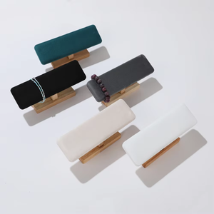 Support de présentation de bracelets en bois avec surface en PU/cuir suédé blanc pour vitrine de magasin et photographie de bijoux - Product Image 3