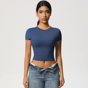 T-shirt court moulant à manches courtes pour femme, col rond, extensible et respirant, idéal pour l'entraînement sportif estival - Product Image 2