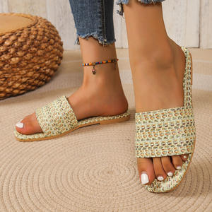 รองเท้าแตะชายหาดน้ำหนักเบาสำหรับผู้หญิงสไตล์ยุโรปอเมริกันพื้นเรียบมีสายรัดขนาดใหญ่ - Product Image 2