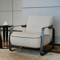 Fauteuil lounge en tissu texturé minimaliste italien, avec accoudoirs en métal robuste, pour hôtel, hall d'entrée et projets commerciaux