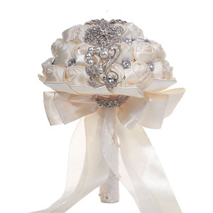 Bouquet de Mariée Luxueux et Élégant en Cristal de Rose Effet Cascade avec Diamants pour Arrangement Floral Nuptial - Product Image 6