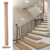 Escalier moderne en fer forgé avec marches en bois massif, escalier intérieur en métal et bois pour villa, loft, appartement, design d'intérieur