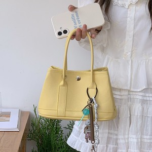 Sac fourre-tout pour femme jaune uni avec boucle magnétique, poche zippée et chaînes – Usage quotidien – Collection Printemps 2025 - Product Image 1