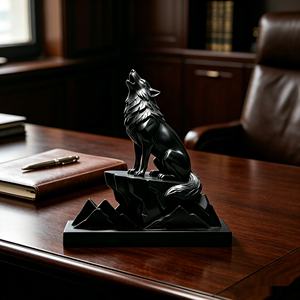 Lune hurlante, sommet azuré : sculpture abstraite de <span class=keywords><strong>loup</strong></span> noir au fini miroir. Cette sculpture a été sculptée et coulée par Bozhiyi. - Product Image 4