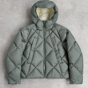 Vestes d'hiver en duvet personnalisées de marque unisexe avec fermeture éclair, doudoune grise d'extérieur coupe-vent en duvet de canard et d'oie pour hommes - Product Image 1