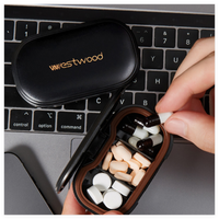 Boîte à médicaments portable mini, design classique en plastique, idéale pour les voyages, avec compartiments pour médicaments