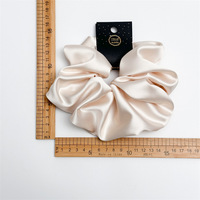 Chouchous en satin de soie faits main, directement de l'usine, avec carte d'identité et logo personnalisé, attaches pour cheveux haut de gamme pour boutiques, salons et cadeaux