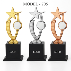 Trophée modèle 705 A B C en métal plaqué, design étoile avec base à logo, pour sports et jeux, gravure, impression UV, durable - Product Image 1