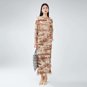 <span class=keywords><strong>Outlet</strong></span> di Fabbrica: <span class=keywords><strong>Abiti</strong></span> Femminili di Alta Qualità, Vestito Lungo Plissettato Stile Miyake con Stampa Tie-Dye e Frange a Strati - Product Image 1