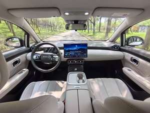 VUS électrique GAC AION Y Plus | Espace magique pour 5 adultes | Empattement de 2750mm de long | Écran tactile de 15.6 pouces - Product Image 3