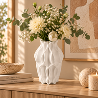 Vase en céramique blanche avec un motif géométrique en relief pour fleurs et décoration intérieure