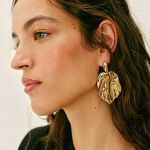 Boucles d'oreilles pendantes texturées en forme de feuille plaquées or/argent <span class=keywords><strong>ZAA</strong></span> Fashion - Boucles d'oreilles minimalistes abstraites en forme de feuille pour femmes - Product Image 1