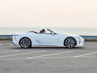 Voiture de sport haut de gamme à essence |   Déplacement fluide pour les trajets de loisirs de luxe transfrontaliers