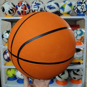 Balón de baloncesto profesional de caucho PU con logo personalizado, tamaño 7, para entrenamiento deportivo en interiores y exteriores. - Product Image 2
