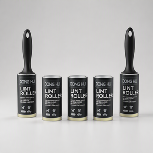 Rullo leva-pelucchi nero opaco con manico ad anello per appendere, fogli adesivi a strappo da 60 pezzi per la pulizia di divani, tappeti e biancheria da letto - Product Image 1