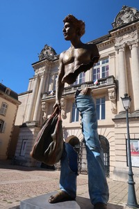 Il pezzo mancante arte moderna 3d bronzo statua a grandezza naturale bronzo scultura viaggiatore in vendita - Product Image 2