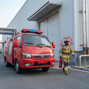 Nouveau <span class=keywords><strong>camion</strong></span>-citerne à eau diesel Dongfeng 1 tonne rouge vif 4x2, mini-citerne à eau, <span class=keywords><strong>camion</strong></span> de pompiers - Product Image 4