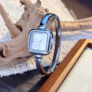 Elegante Orologio da Polso da Donna con Bracciale, Quadrante Quadrato Raffinato, Movimento al Quarzo, Stile <span class=keywords><strong>Vintage</strong></span>, Cinturino a Bracciale (WA435) - Product Image 3