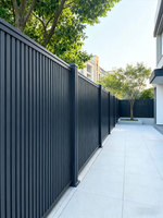 Portail coulissant vertical moderne en aluminium à lattes, anti-rouille, écologique, avec design 3D pour la clôture de villa et de cour, offrant une intimité et un accès automatique.