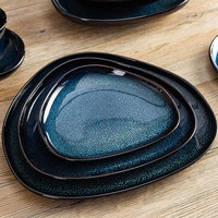 Vaisselle certifiée FDA assiettes de restauration en gros assiette de salle à manger en céramique bleu profond triangulaire meilleure vaisselle en céramique pour hôtels
