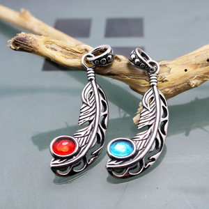 Yunnique – collier avec pendentif en plumes, en acier titane, pierre bleue et rouge, serti de pierres, bijoux à la mode pour hommes et femmes - Product Image 2
